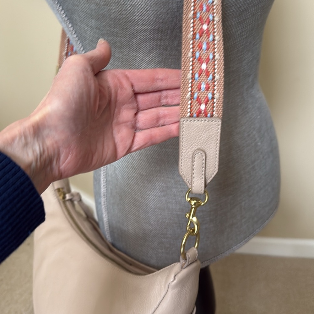 - New Lucky Brand Tan crossbody bag. Outside has snap pocket  & LUCKY BRAN… - Picture 11 of 16